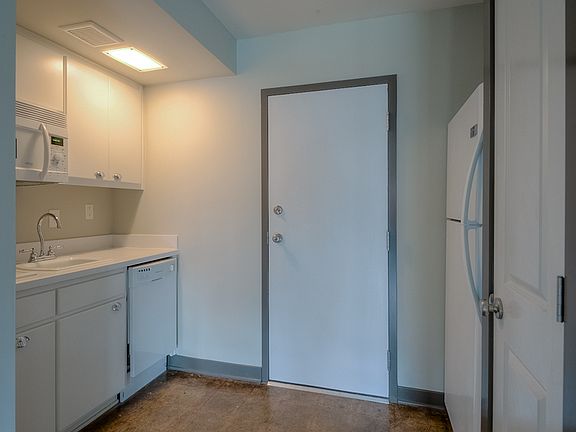 4th image of 4536 Broadway Unit 4-D