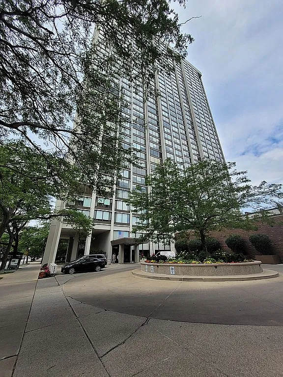 5455 N Sheridan Rd APT 1807 photo 1