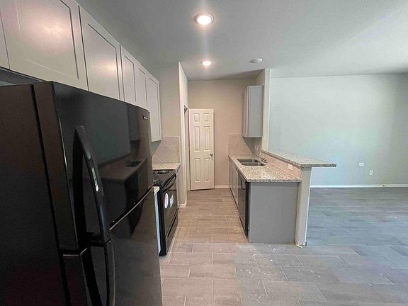 5th image of 410 E Avenue H