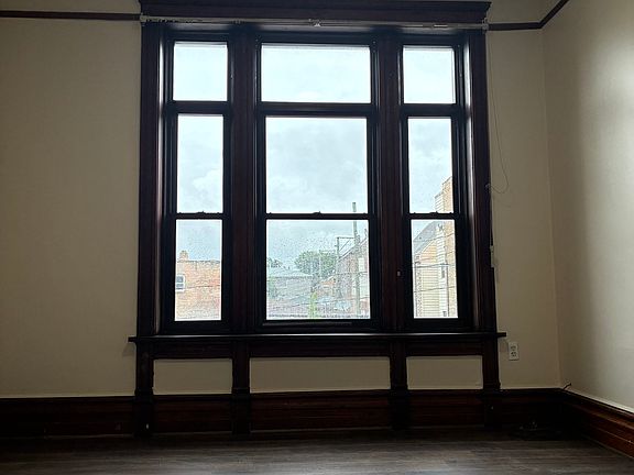 3rd image of 845 W 33rd Pl #2