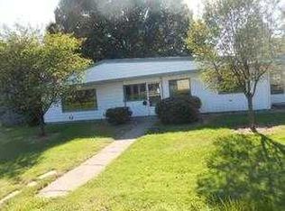 370 S Crescent Dr, Hermitage, PA 16148