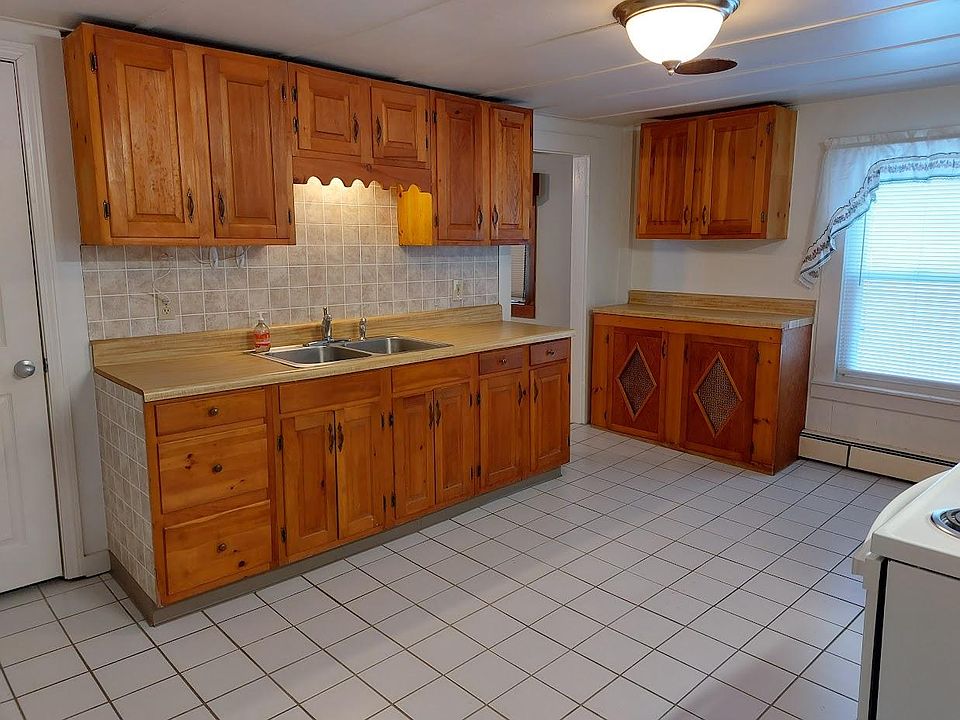 Eat-in kitchen measures approximately 11' X 15'