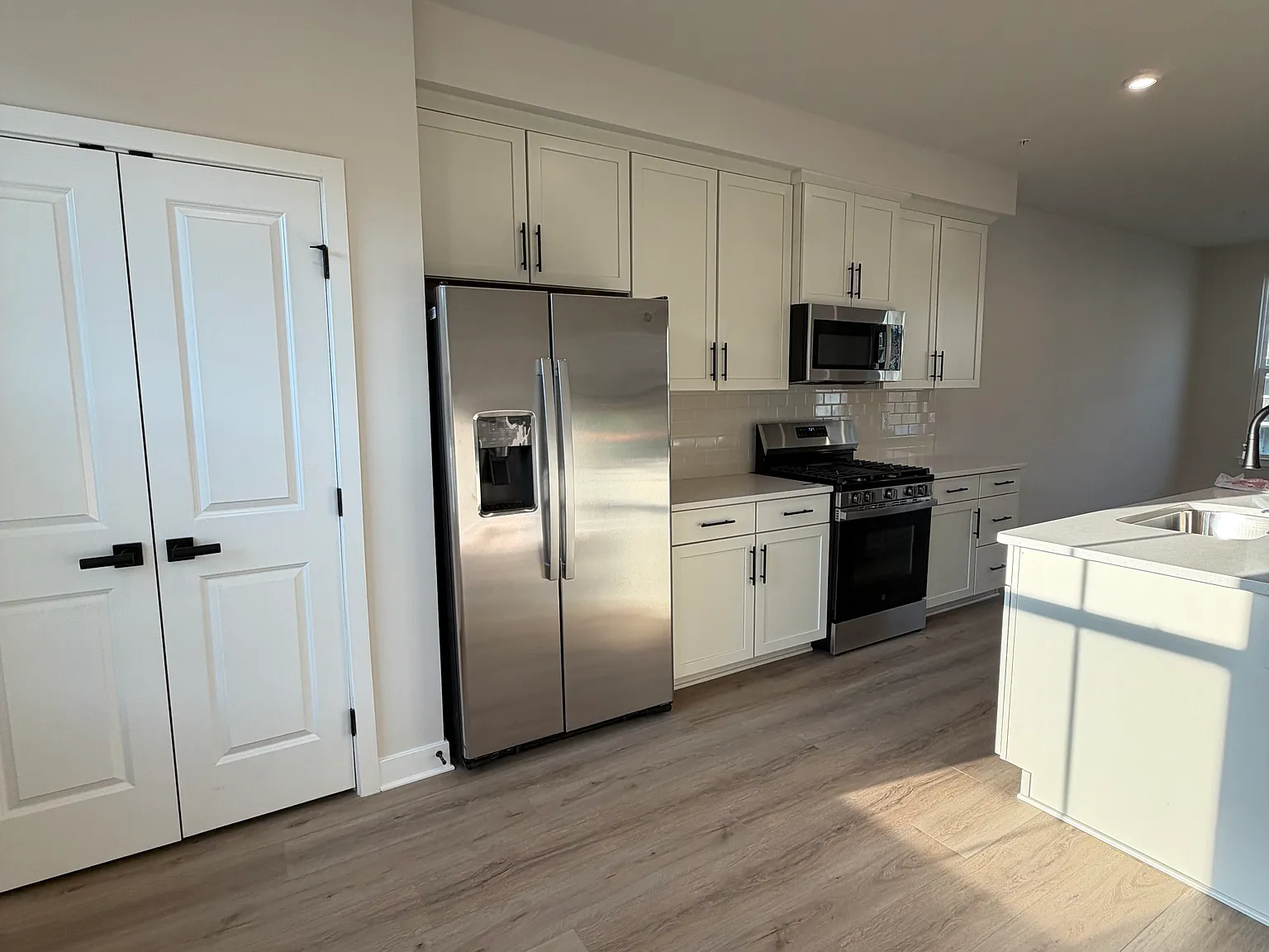 3 bed, 2.5 bath, 2300 sqft, $3,650 — Photo 4