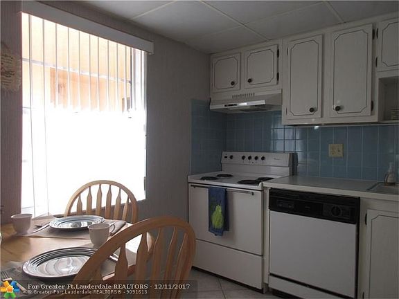 KITCHEN WITH BREAKFAST AREA