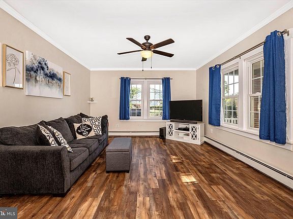 3rd image of 408 Pangborn Blvd