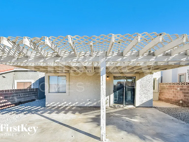 2359 Los Feliz St — Photo 15