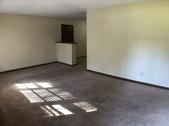 3rd image of 2893 Deshong Dr