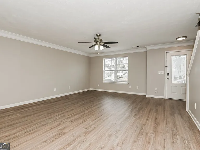 425 Village Bluff Dr — Photo 5