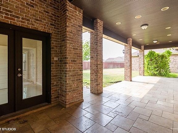 3rd image of 1406 Eucalyptus St