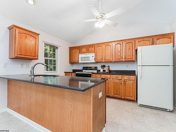 3rd image of 1366 Bennett Dr