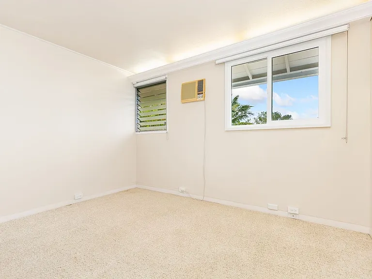 2559 Peter St — Photo 4