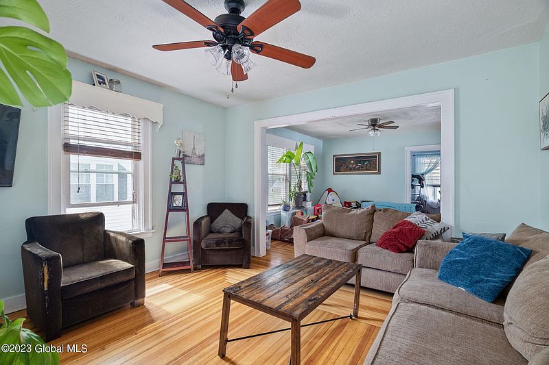 5th image of 415 Sanders Avenue