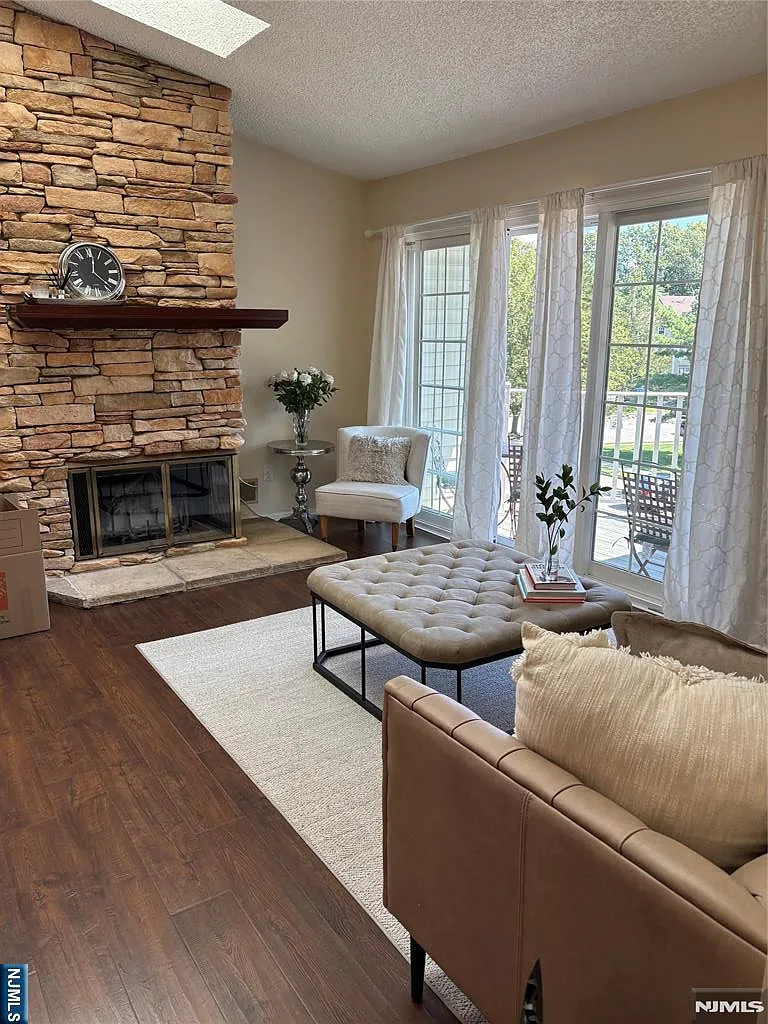 2 bed, 2.0 bath, $3,000 — Photo 2