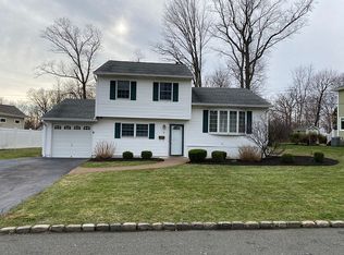 7 Edgewood Cir, Orangeburg, NY 10962