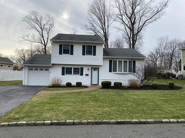 7 Edgewood Cir, Orangeburg, NY 10962