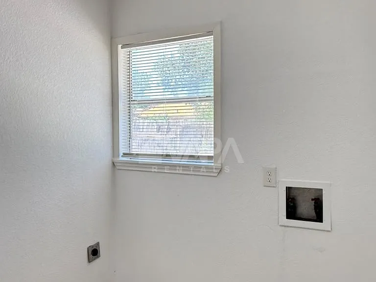 2706 Lakebriar St — Photo 19