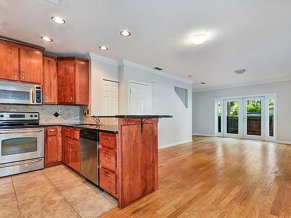 3rd image of 2914 W Gandy Blvd Unit E