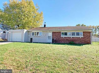 186 Indian Creek Dr, Levittown, PA 19057