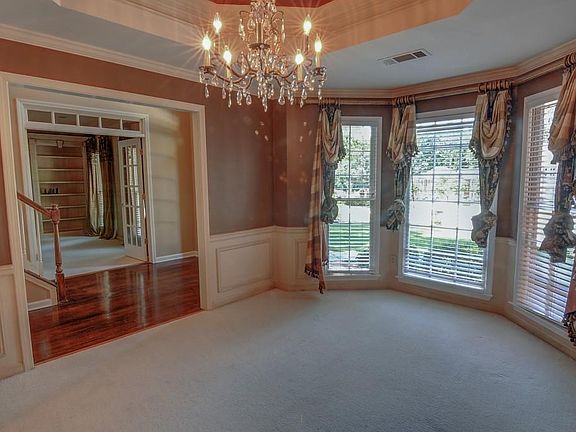 4th image of 1070 Lochshyre Way