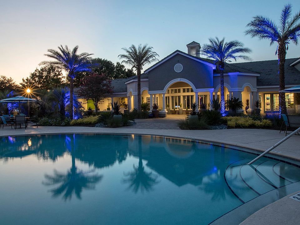 After a long day, we invite you to lie back and bask in the enchanting glow poolside into the evening hours, when the lights dance and water shimmers. Enjoy this evening magic every day.
