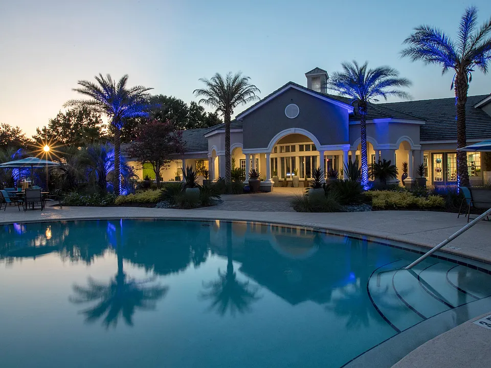 After a long day, we invite you to lie back and bask in the enchanting glow poolside into the evening hours, when the lights dance and water shimmers. Enjoy this evening magic every day.