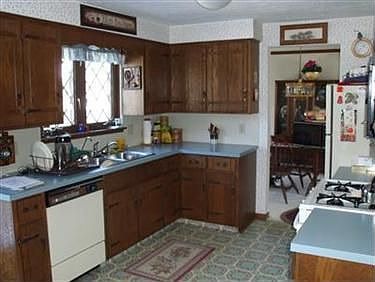 4th image of 3875 Oakridge Dr NE
