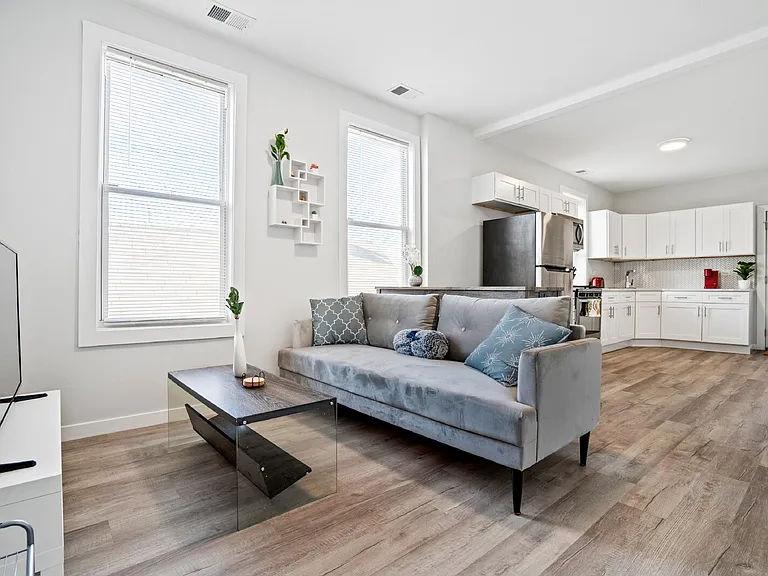 1226 W 31st Pl #3R — Photo 3