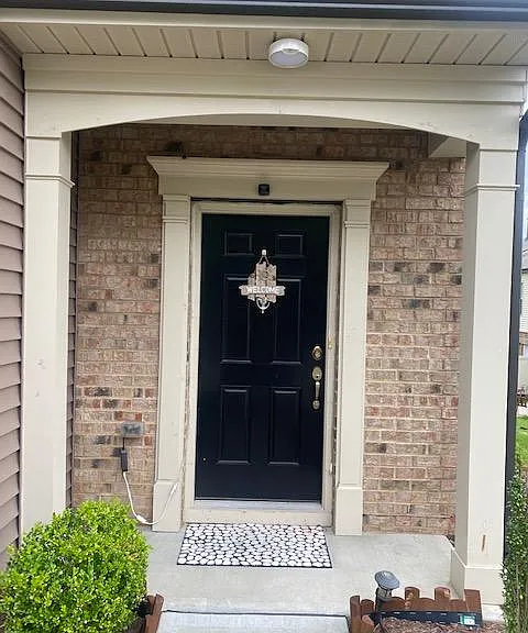 425 Chanson Dr — Photo 1