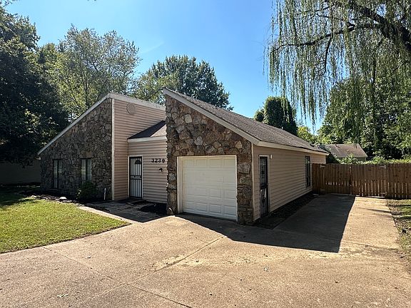 3rd image of 3239 Drayton Woods Dr
