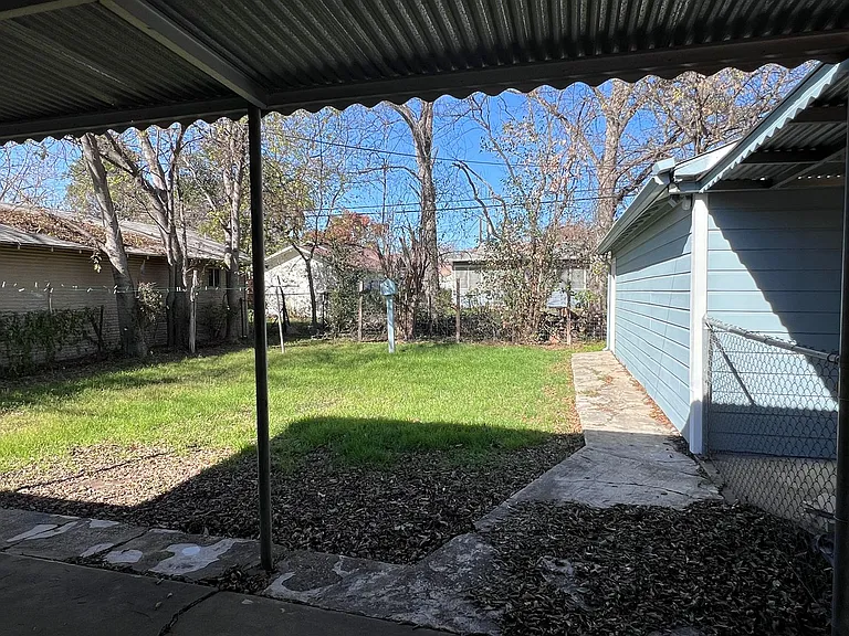 215JENNING S St — Photo 8
