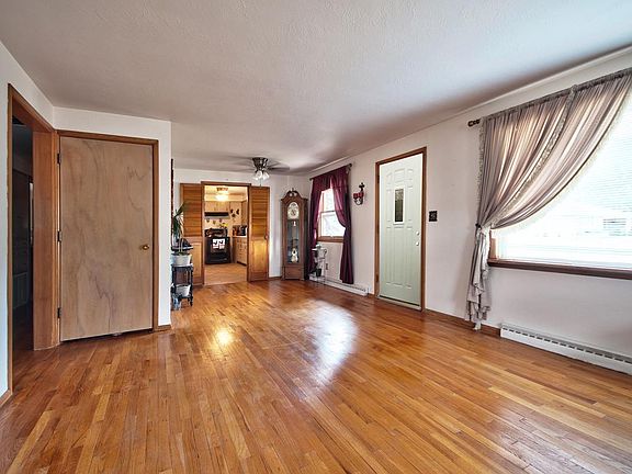 3rd image of 2320 Hawthorne Dr