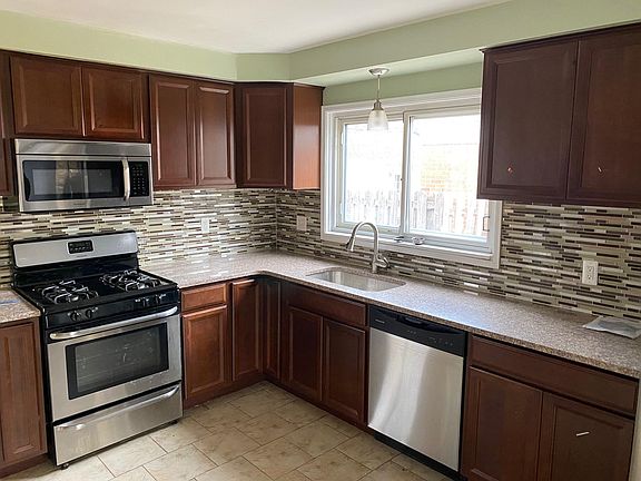 3rd image of 21501 Lakebreeze St
