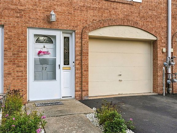 3rd image of 37 Oxford Ct