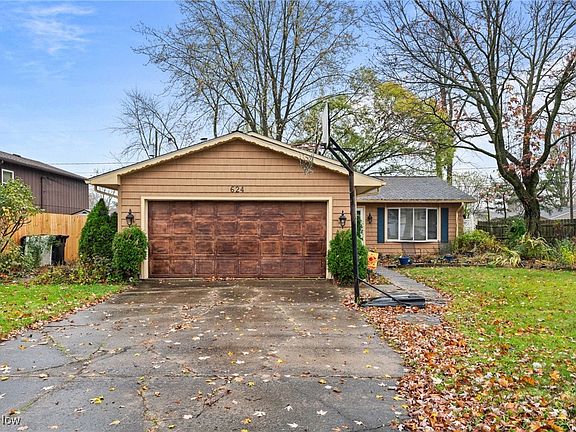 3rd image of 624 Bowling Green Cir