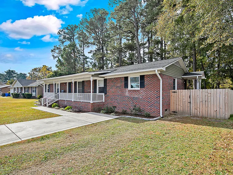 126 Golf Dr — Photo 2