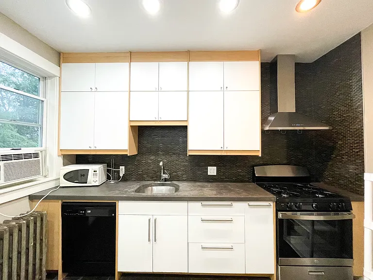 1041 Mirror St — Photo 15