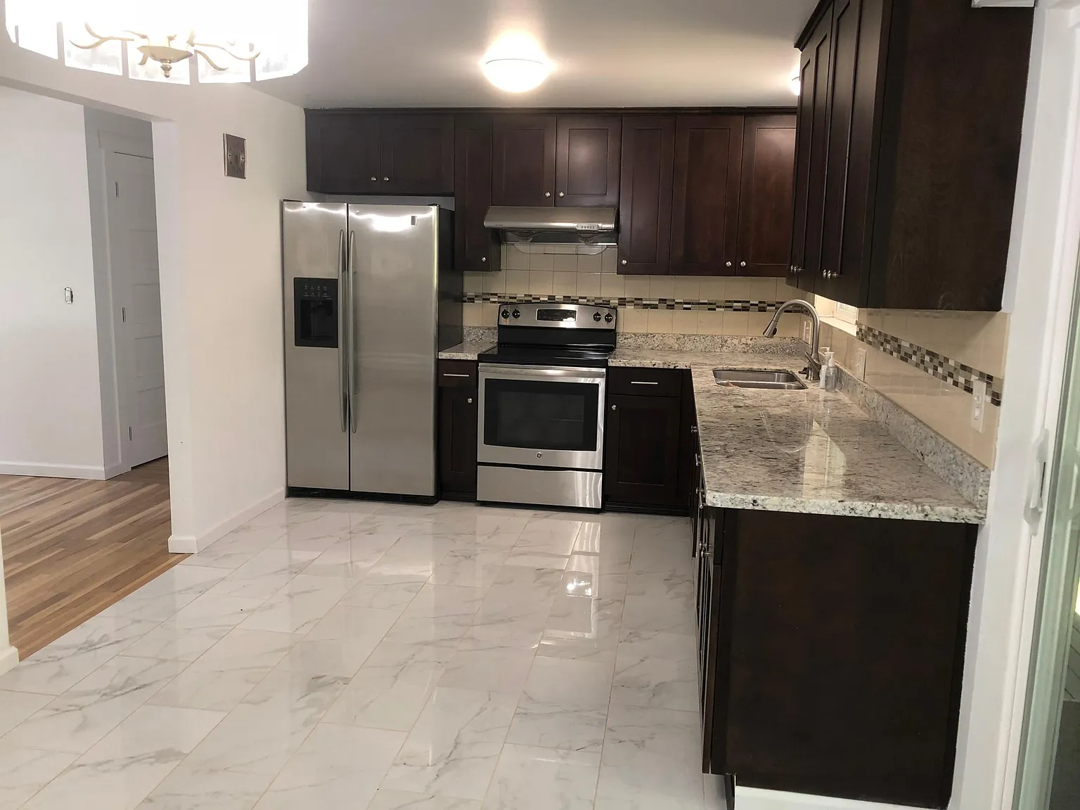 4 bed, 1830 sqft, $3,995 — Photo 3