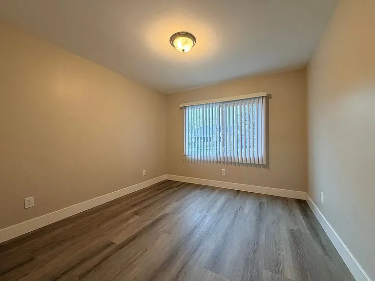 1550 N Pershing Ave — Photo 20