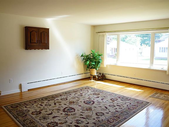 4th image of 434 W Michigan St