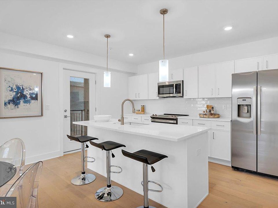 1st image of 825 Bainbridge St #203