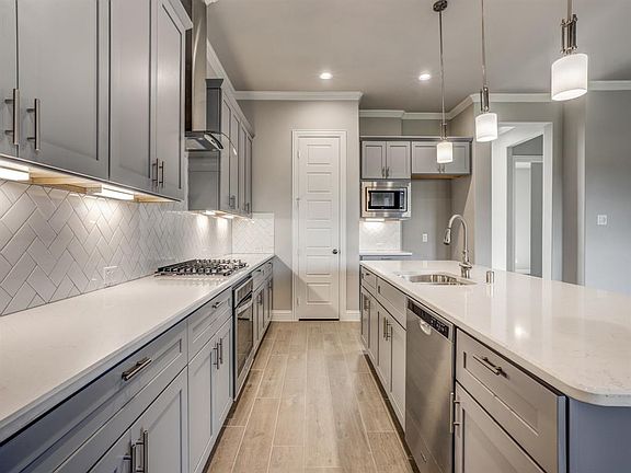 3rd image of 12719 Royal Oaks Ln