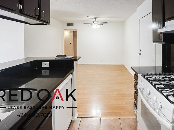 4th image of 15554 Vanowen St #127