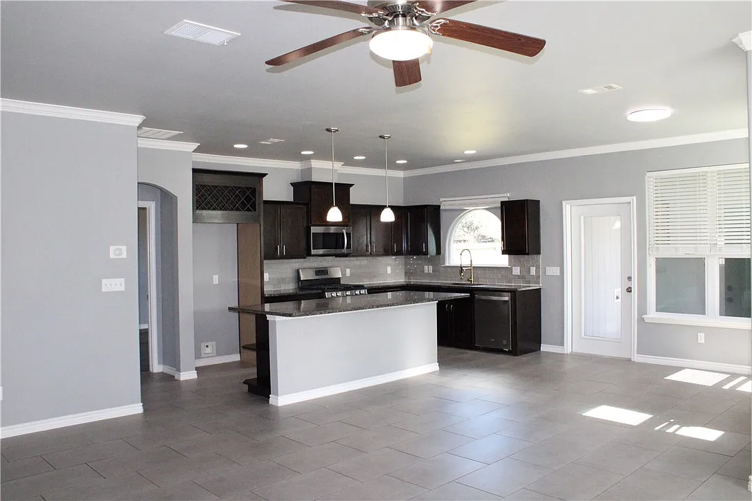 3 bed, 2.0 bath, 1613 sqft, $2,100 — Photo 3