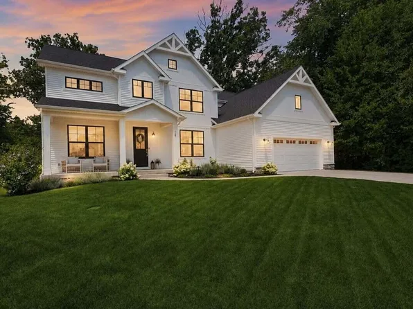 18 Blue Grass Way, Chesterton, IN 46304