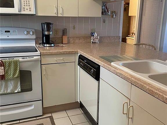 4th image of 302 Stephen Dr