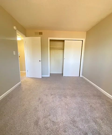 Lincoln Village Apartments — Photo 40