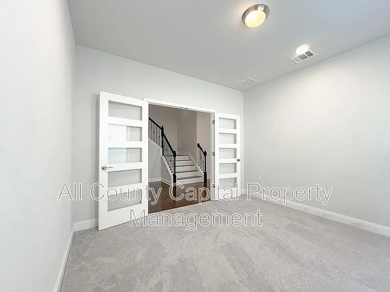 4 bed, 3.0 bath, 2808 sqft, $3,800 — Photo 4
