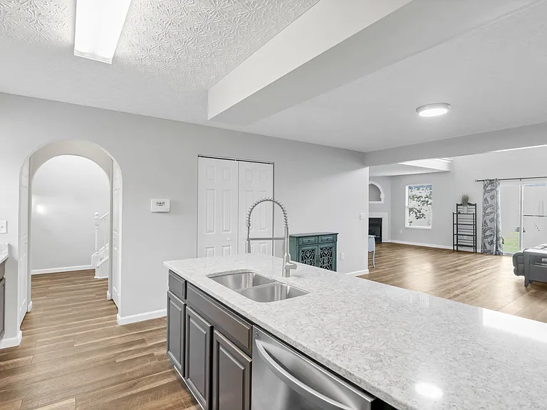 920 Sara Ct #920 — Photo 6