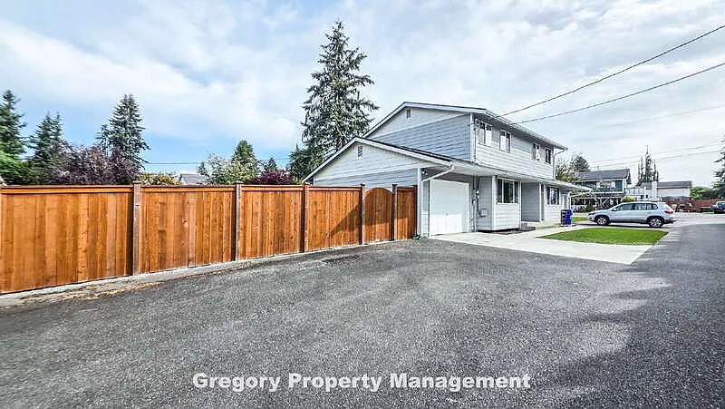 2 bed, 1.5 bath, 884 sqft, $1,800 — Photo 2