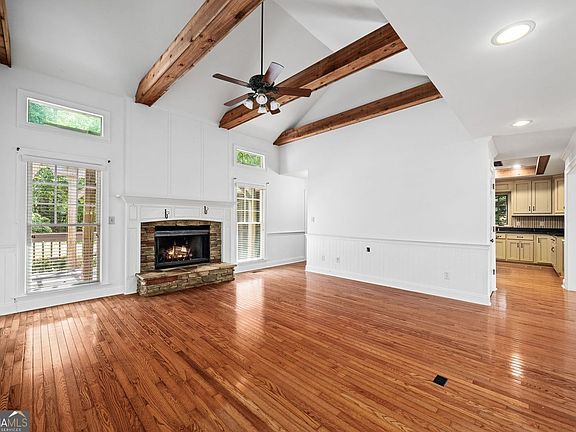 4th image of 805 Pinehurst Dr